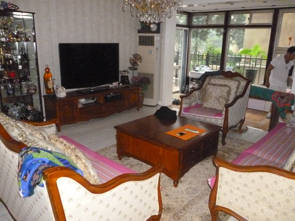 Look at that telly!! Look at that telly!!